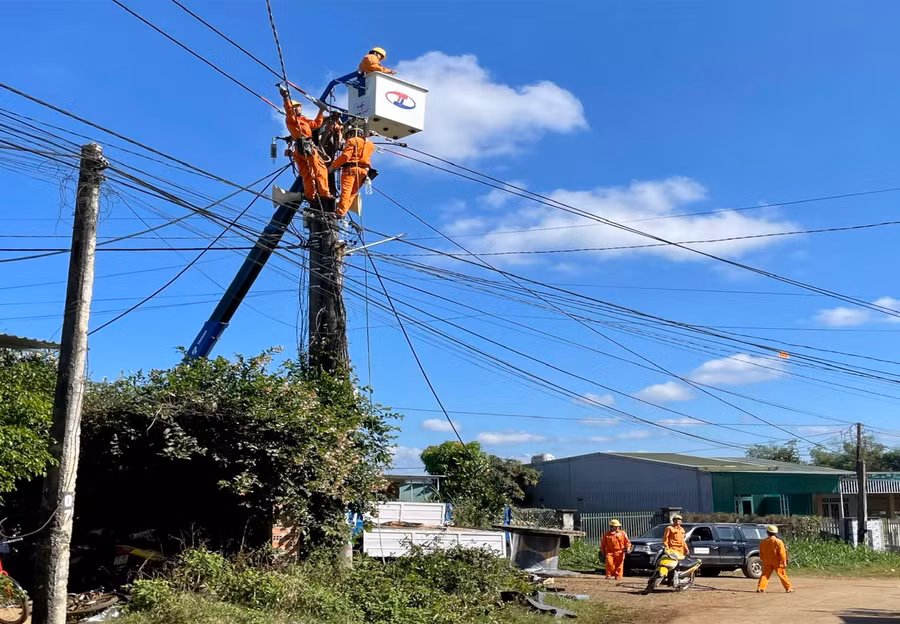 Di dời lưới điện trung-hạ thế trên các tuyến đường Ký Con (TP. Pleiku). Ảnh: Khang Nghi