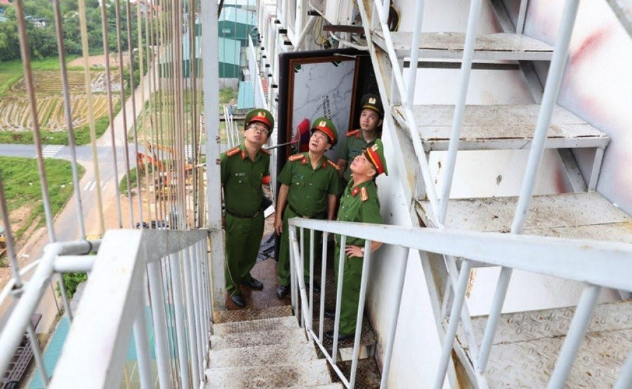 Công an kiểm tra lối thoát hiểm tại cơ sở kinh doanh karaoke (Ảnh CAHT)