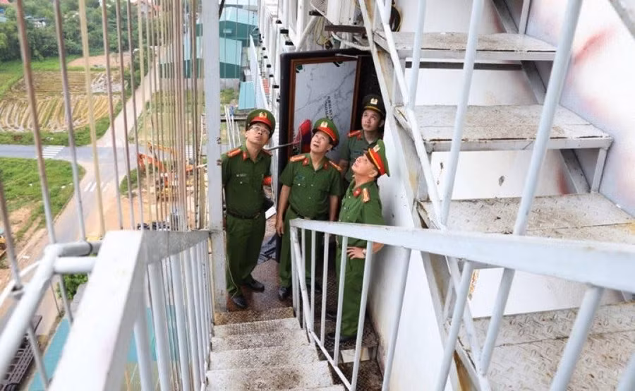 Công an kiểm tra lối thoát hiểm tại cơ sở kinh doanh karaoke (Ảnh CAHT)