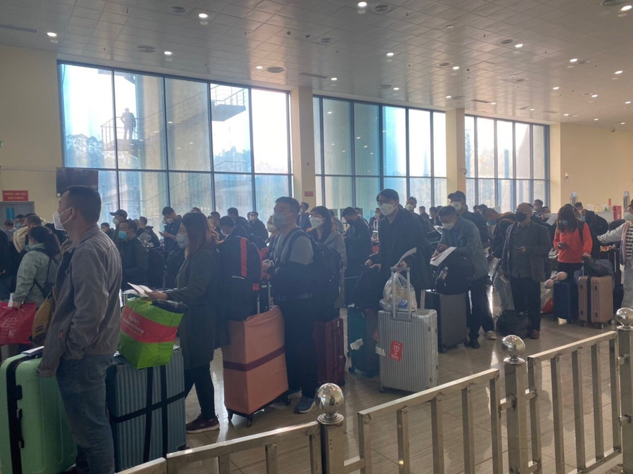 Khu vực làm thủ tục bên trong Cửa khẩu quốc tế Hữu Nghị cũng chật kín người. Ảnh: Lý Nhất