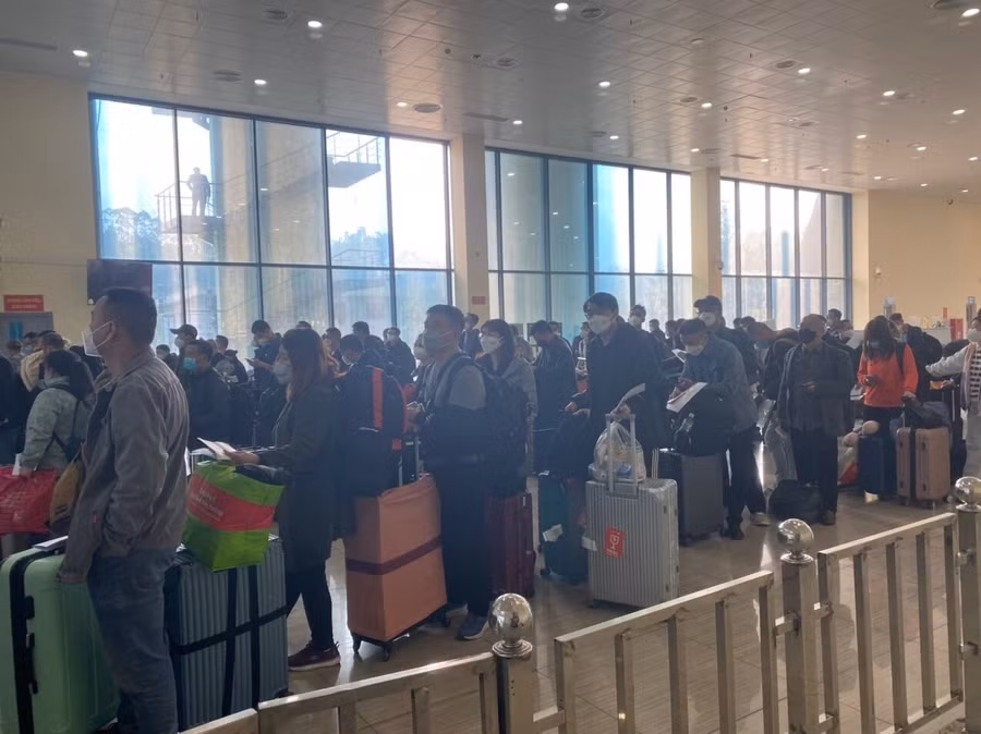 Khu vực làm thủ tục bên trong Cửa khẩu quốc tế Hữu Nghị cũng chật kín người. Ảnh: Lý Nhất