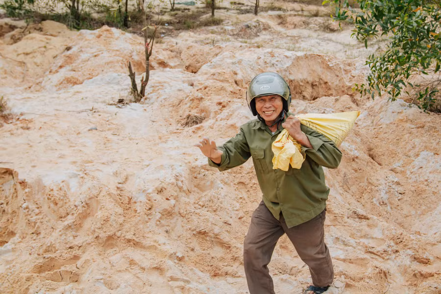 Ông Châu “thu hoạch” chừng 7 kg cát trắng. Ảnh: Bá Cường