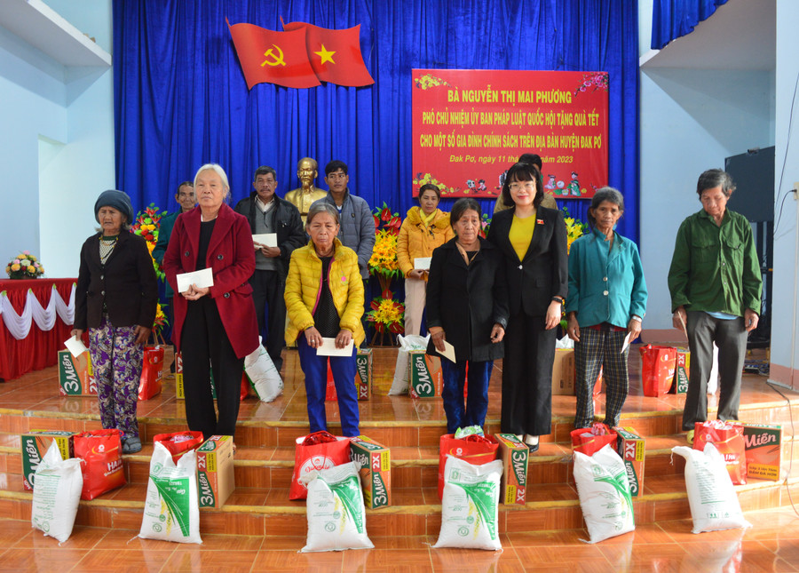 Bà Nguyễn Thị Mai Phương (thứ 3 từ phải qua) tặng quà cho các hộ dân. Ảnh: Anh Huy