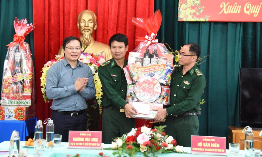 Chủ tích UBND tỉnh Trương Hải Long tặng quà và chúc cán bộ, chiến sĩ Đồn Biên phòng Ia Nan (huyện Đức Cơ). Ảnh: Đức Thụy