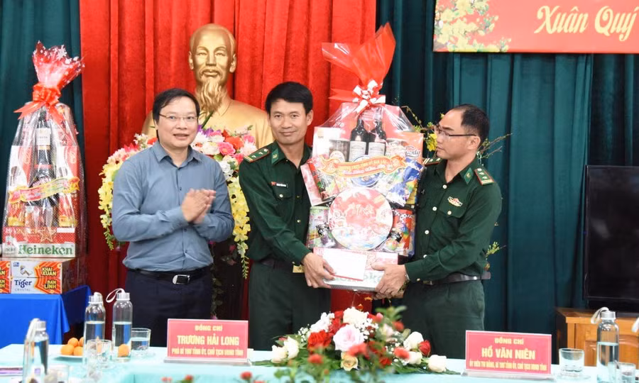 Chủ tích UBND tỉnh Trương Hải Long tặng quà và chúc cán bộ, chiến sĩ Đồn Biên phòng Ia Nan (huyện Đức Cơ). Ảnh: Đức Thụy