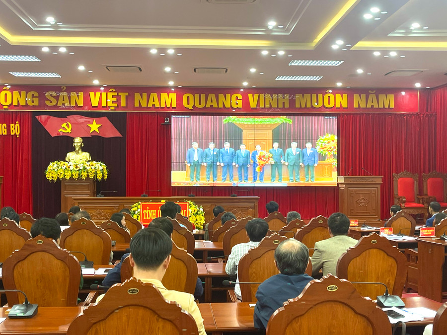 Thường trực Ban Bí thư Võ Văn Thưởng chúc mừng ông Ngô Văn Dụ-Nguyên Ủy viên Bộ Chính trị, nguyên Bí thư Trung ương Đảng, nguyên Chủ nhiệm Ủy ban Kiểm tra Trung ương được tặng Huân chương Hồ Chí Minh. Ảnh: Minh Nguyễn