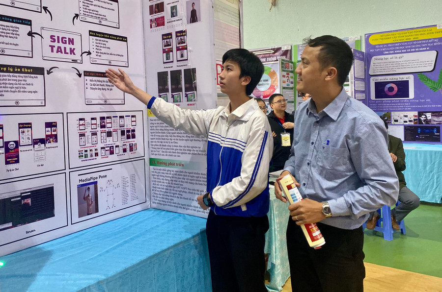 Em Trần Đăng Khoa (Trường THPT Mạc Đĩnh Chi, huyện Chư Păh) giới thiệu về dự án của mình. Ảnh: Mộc Trà