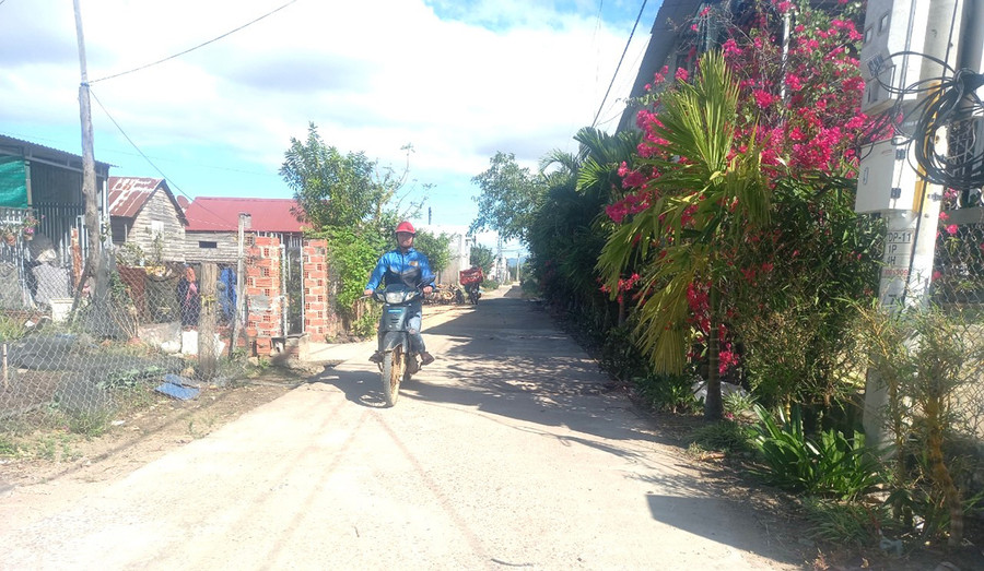 Quang cảnh đường làng ngõ xóm ở tổ 10 thị trấn Phú Thiện được vệ sinh sạch-đẹp hơn so với trước. Ảnh: Nhật Hào Quang cảnh đường làng ngõ xóm tổ 10 thị trấn Phú Thiện được cải thiện sạch sẽ hơn so với trước. Ảnh: Nhật Hào