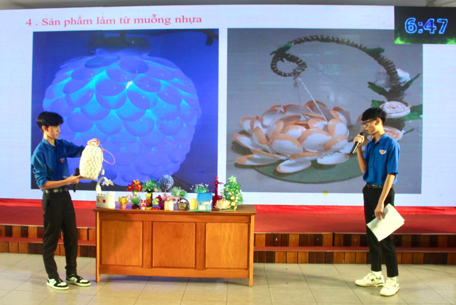 Phần thi thuyết trình của đội thi Trường THPT Mạc Đĩnh Chi (huyện Chư Păh). Ảnh: Phan Lài Phần thi thuyết trình của đội thi Trường THPT Mạc Đĩnh Chi (huyện Chư Păh). Ảnh: Phan Lài