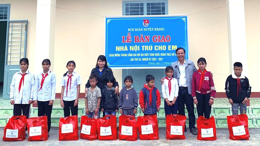 Huyện đoàn Kbang trao quà cho các em thiếu nhi khó khăn. Ảnh: Hà Đức Thành