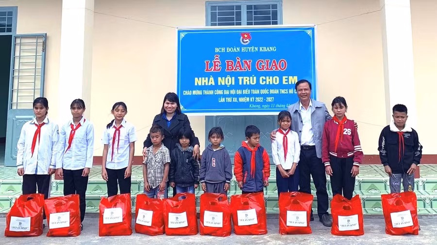 Huyện đoàn Kbang trao quà cho các em thiếu nhi khó khăn. Ảnh: Hà Đức Thành