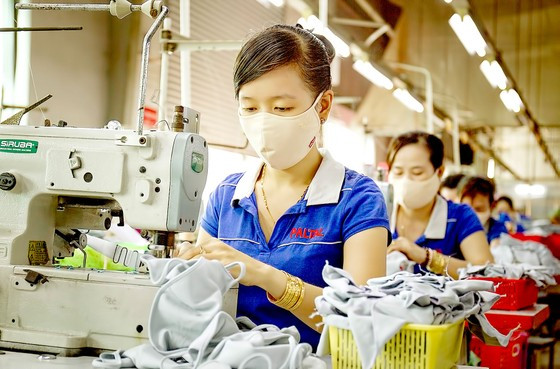 Sản xuất hàng may mặc tại Công ty may Nguyên Dung, quận 12. Ảnh: HOÀNG HÙNG Sản xuất hàng may mặc tại Công ty may Nguyên Dung, quận 12. Ảnh: HOÀNG HÙNG