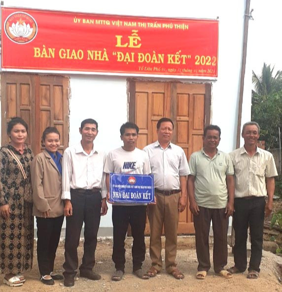 Ông Nay Khui (đứng giữa) được Quỹ “Vì người nghèo” thị trấn Phú Thiện hỗ trợ xây dựng nhà ở. Ảnh: Minh Huấn