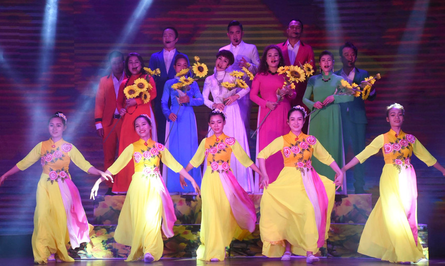 Một tiết mục biểu diễn của các nghệ sĩ, diễn viên Nhà hát Ca múa nhạc tổng hợp Đam San. Ảnh: Lam Nguyên