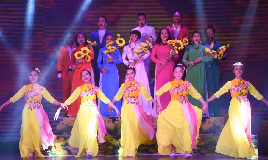 Một tiết mục biểu diễn của các nghệ sĩ, diễn viên Nhà hát Ca múa nhạc tổng hợp Đam San. Ảnh: Lam Nguyên