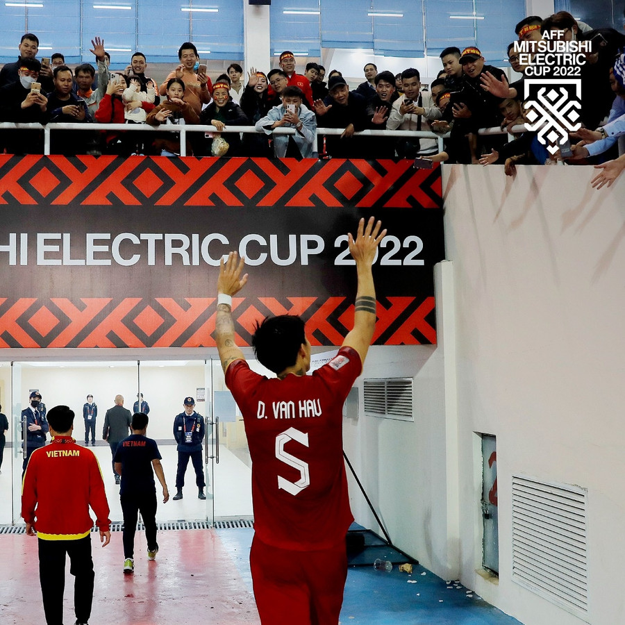 Văn Hậu vẫy tay chào người hâm mộ sau trận đấu với Indonesia trên sân Mỹ Đình. Ảnh: AFF