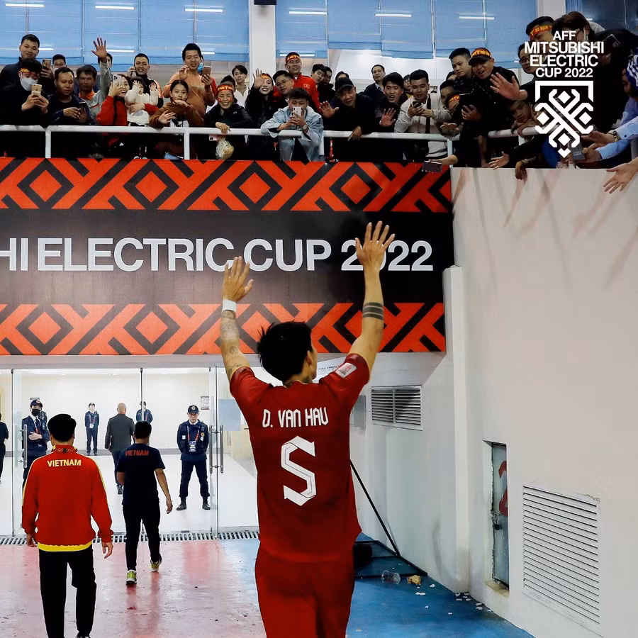 Văn Hậu vẫy tay chào người hâm mộ sau trận đấu với Indonesia trên sân Mỹ Đình. Ảnh: AFF