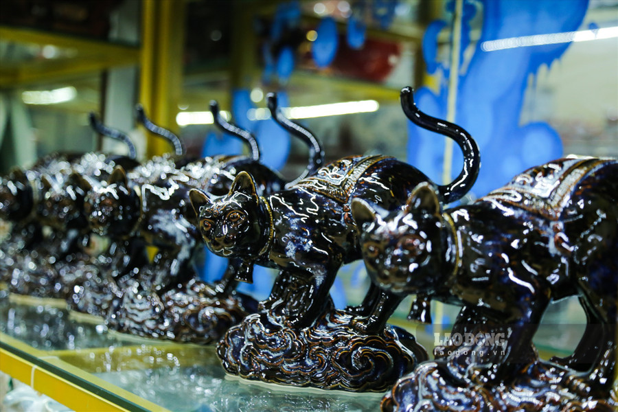 Những tượng mèo gốm dát vàng mang lại may mắn cho gia chủ, hy vọng một năm mới bình an, thịnh vượng. Ảnh: Việt Anh