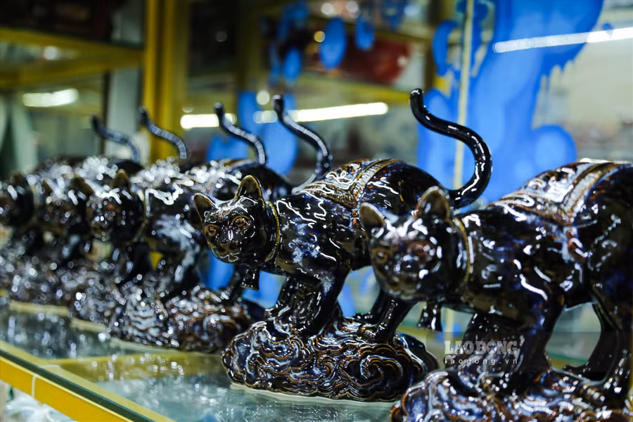 Những tượng mèo gốm dát vàng mang lại may mắn cho gia chủ, hy vọng một năm mới bình an, thịnh vượng. Ảnh: Việt Anh