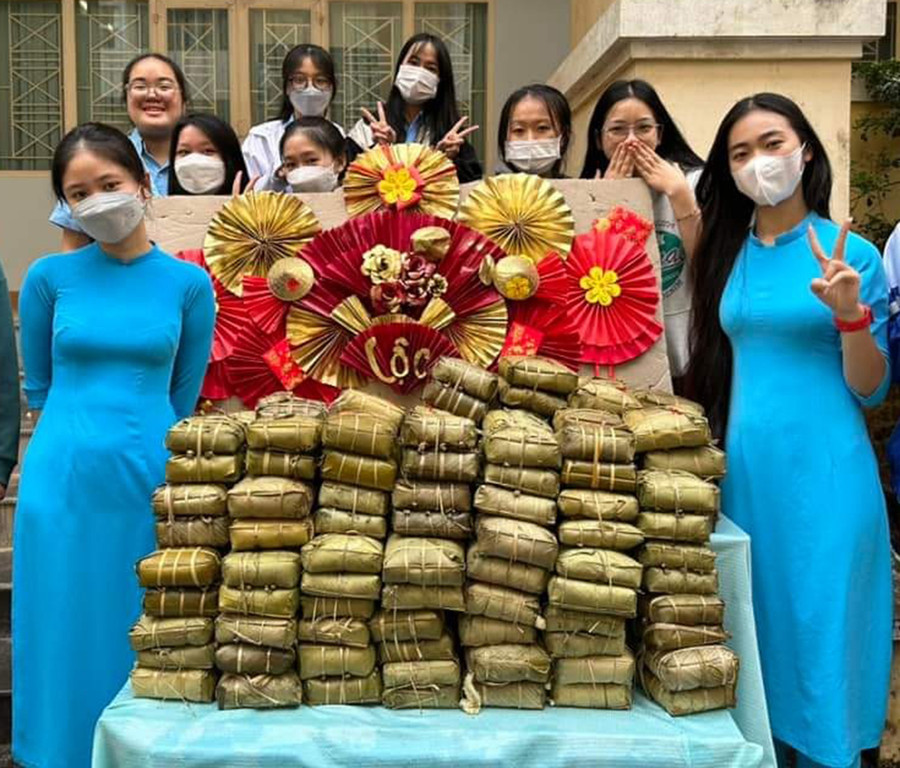 Các em học sinh thích thú với phần thi gói bánh chưng. Ảnh: Trần Lý Các em học sinh hào hứng với phần thi gói bánh chưng. Ảnh Trần Lý