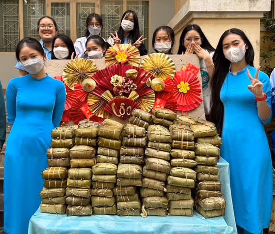 Các em học sinh thích thú với phần thi gói bánh chưng. Ảnh: Trần Lý Các em học sinh hào hứng với phần thi gói bánh chưng. Ảnh Trần Lý