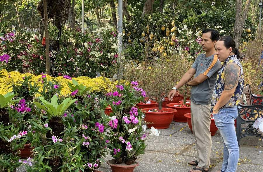 Người dân TP Hồ Chí Minh tham quan thưởng lãm và mua hoa tại các chợ hoa Tết năm 2021. Ảnh: Hoàng Tuyết/Báo Tin tức