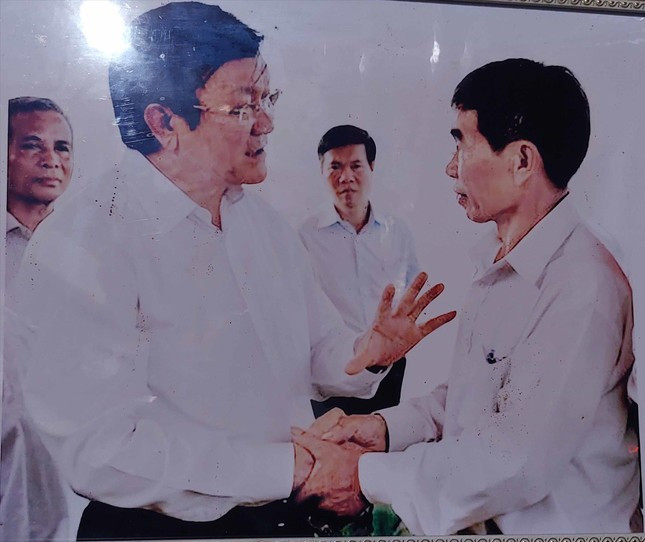 Chủ tịch nước Trương Tấn Sang trò chuyện với ông Nguyễn Quốc Chinh trong chuyến thăm đảo Lý Sơn tháng 4/2013. Ảnh: TL