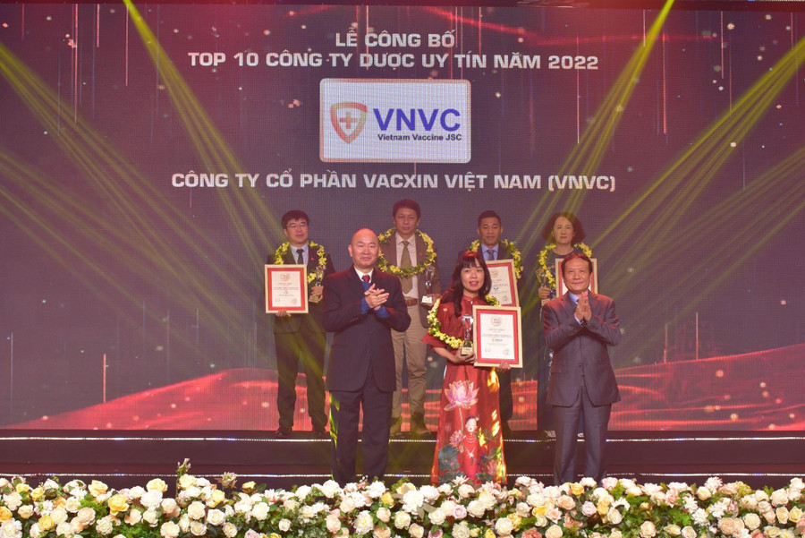 Bà Vũ Thị Thu Hà, Giám đốc Cung ứng Hệ thống Trung tâm tiêm chủng VNVC đại diện VNVC nhận cúp và bằng khen vinh danh VNVC đứng đầu trong Top 10 Công ty Dược uy tín năm 2022.