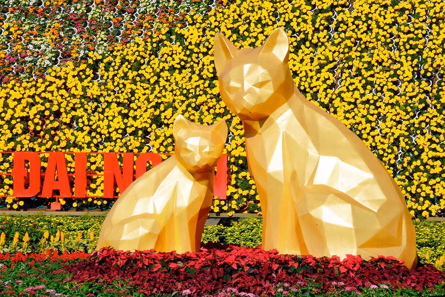 Một biểu tượng linh vật năm nay được tạo hình cách điệu độc đáo với chiều cao khoảng từ 2m đến 3m.