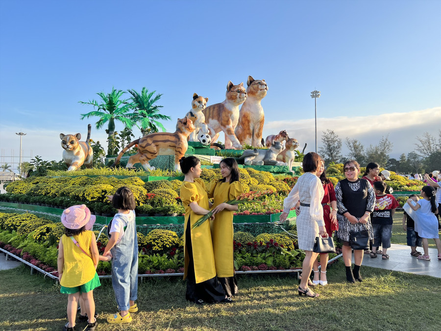 Các bạn trẻ cùng nhau chụp hình cùng biểu tượng linh vật Mèo đoàn viên. Ảnh: Hoài Luân