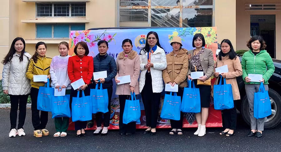  Chủ tịch LĐLĐ tỉnh Trần Lệ Nhung tặng quà cho công nhân, người lao động khó khăn huyện Mang Yang. Ảnh: Đinh Yến