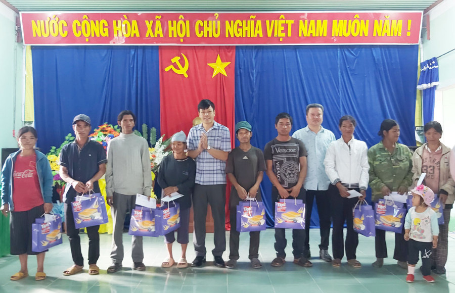 Ông Đinh Ngọc Hải-Phó Chủ tịch Ủy ban MTTQ Việt Nam tỉnh (bên phải) tặng quà Tết cho bà Văn Thị Hộ thuộc diện hộ nghèo tại xã Thành An (thị xã An Khê). Ảnh Ngọc Anh Ông Đinh Ngọc Hải-Phó Chủ tịch Ủy ban MTTQ Việt Nam tỉnh (bên phải) tặng quà Tết cho bà Văn Thị Hộ thuộc diện hộ nghèo tại xã Thành An (thị xã An Khê). Ảnh Ngọc Anh