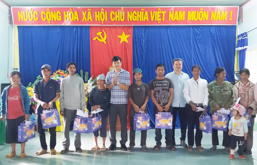 Ông Đinh Ngọc Hải-Phó Chủ tịch Ủy ban MTTQ Việt Nam tỉnh (bên phải) tặng quà Tết cho bà Văn Thị Hộ thuộc diện hộ nghèo tại xã Thành An (thị xã An Khê). Ảnh Ngọc Anh 