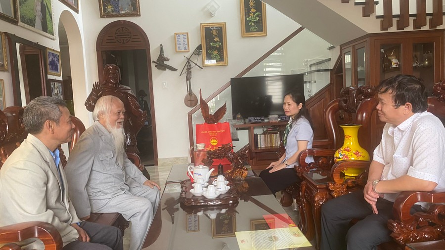 Đoàn công tác của tỉnh do đồng chí Siu Hương làm Trưởng đoàn đến thăm và chúc Tết đồng chí Trần Xuân Hải. Ảnh: Sơn Ca.