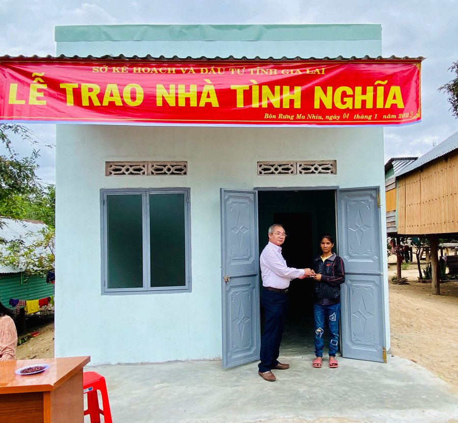 Ông Phạm Công Thành-Phó Giám đốc Sở Kế hoạch và Đầu tư trao Nhà tình nghĩa cho gia đình chị Nay HLưp. Ảnh: Hà Duy