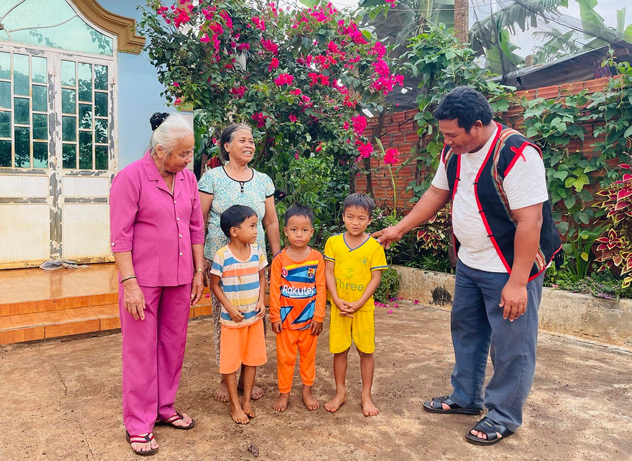  Người có uy tín xã Ia Blang (huyện Chư Sê) tuyên truyền, vận động người dân tích cực lao động, xây dựng gia đình ấm no hạnh phúc. Ảnh: T.D