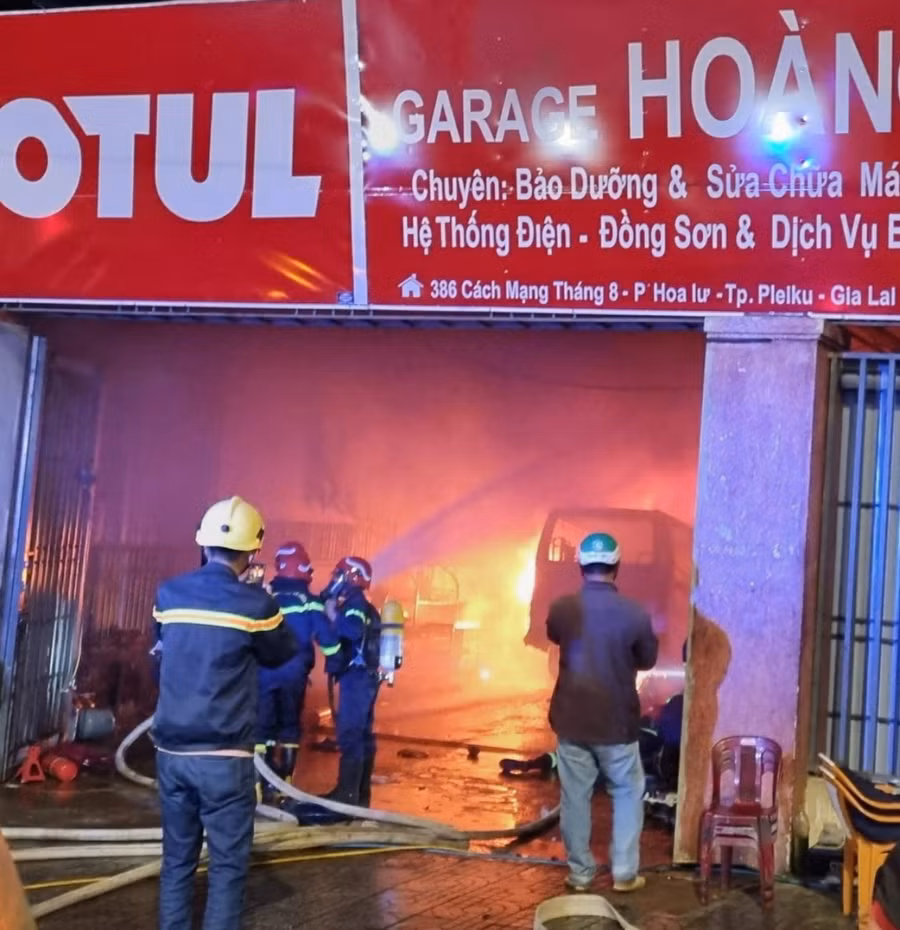 Lực lượng chữa cháy đang dập lửa tại hiện trường vụ việc. Ảnh: Hạ Vy