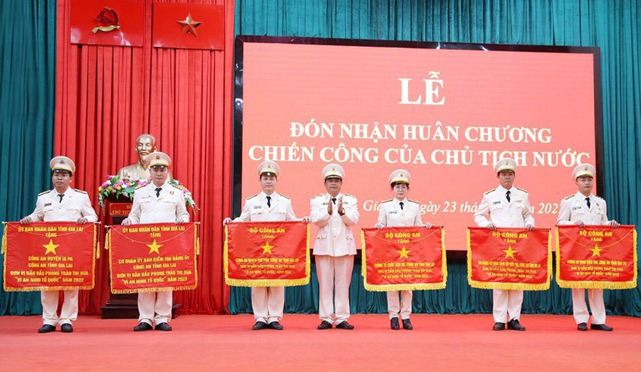 Thượng tá Nguyễn Duy Anh-Trưởng Công an huyện Chư Păh (thứ 3 từ trái sang) nhận cờ đơn vị dẫn đầu trong phong trào thi đua “Vì an ninh Tổ quốc” năm 2022 của Bộ Công an (ảnh Công an tỉnh cung cấp).