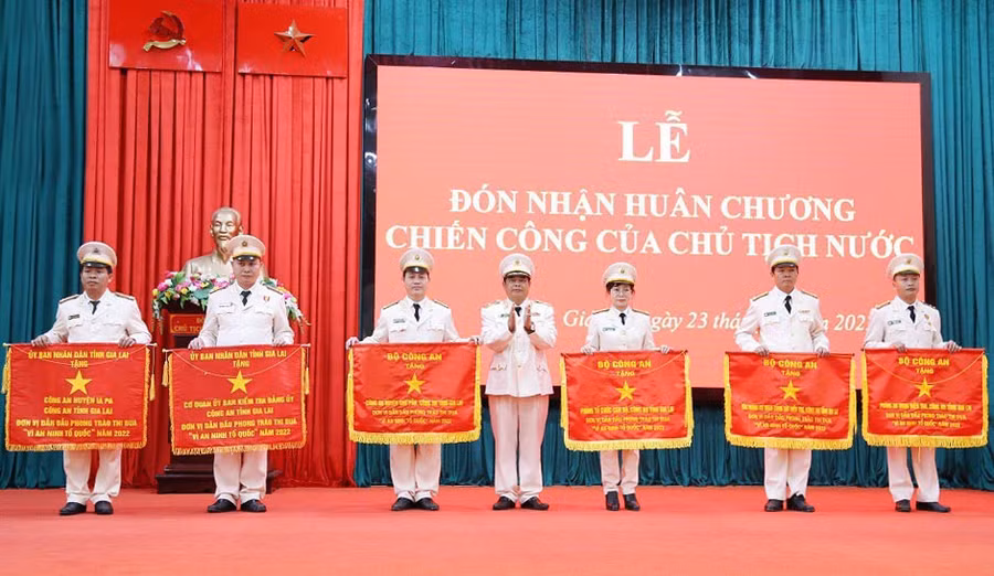 Thượng tá Nguyễn Duy Anh-Trưởng Công an huyện Chư Păh (thứ 3 từ trái sang) nhận cờ đơn vị dẫn đầu trong phong trào thi đua “Vì an ninh Tổ quốc” năm 2022 của Bộ Công an (ảnh Công an tỉnh cung cấp).
