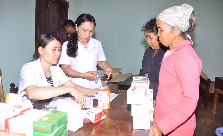  Các y-bác sĩ phòng khám khu vực của Chi nhánh Công ty 75 cấp thuốc cho người dân. Ảnh: Hoàng Hiền