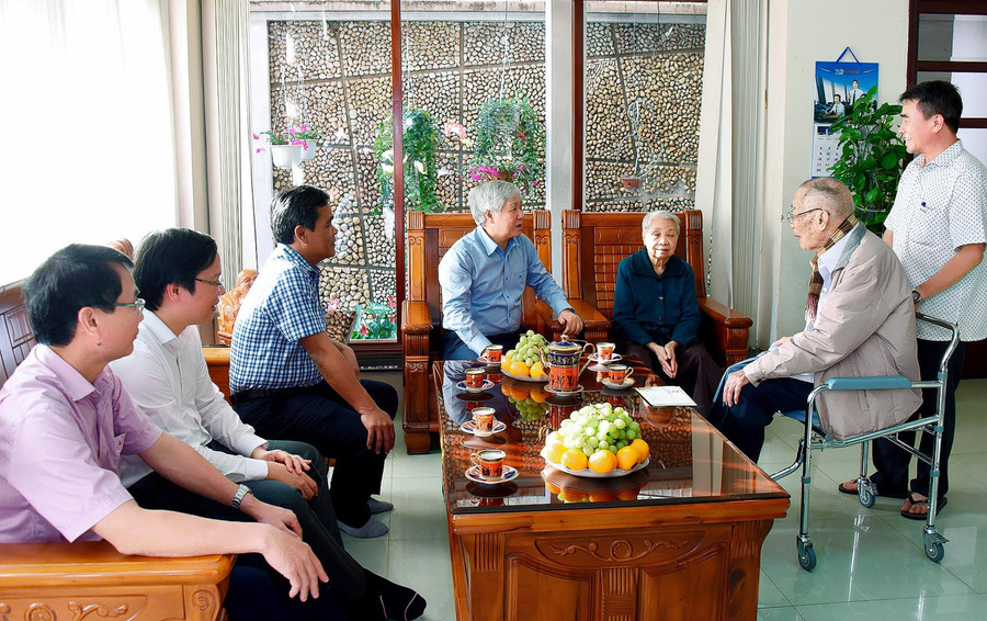 Bí thư Trung ương Đảng, Chủ tịch Ủy ban Trung ương MTTQ Việt Nam Đỗ Văn Chiến (thứ 4 từ trái sang) và các đồng chí lãnh đạo tỉnh, TP. Pleiku đến thăm, chúc Tết nguyên Phó Bí thư Tỉnh ủy Ngô Thành. Ảnh: Đức Thụy