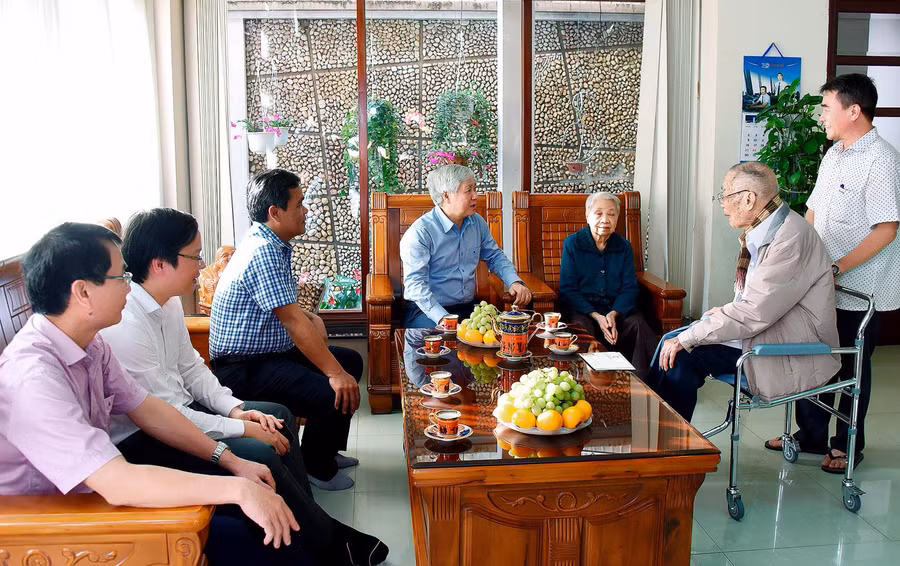 Bí thư Trung ương Đảng, Chủ tịch Ủy ban Trung ương MTTQ Việt Nam Đỗ Văn Chiến (thứ 4 từ trái sang) và các đồng chí lãnh đạo tỉnh, TP. Pleiku đến thăm, chúc Tết nguyên Phó Bí thư Tỉnh ủy Ngô Thành. Ảnh: Đức Thụy