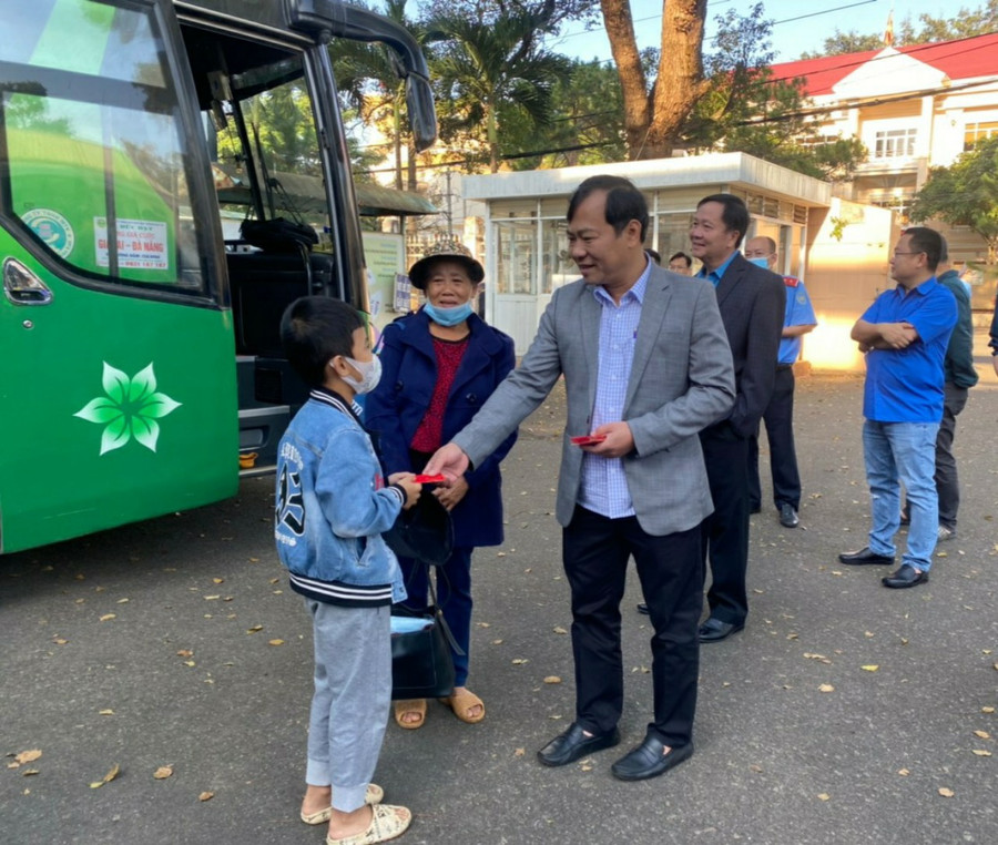 Ông Đoàn Hữu Dũng-Giám đốc Sở GT-VT trao phong bao lì xì cho các cháu nhỏ đi cùng công nhân, người lao động về quê đón Tết. Ảnh: Lê Anh ông Đoàn Hữu Dũng-Giám đốc Sở GTVT lì xi cho các cháu nhỏ theo công nhân, người lao động về quê đón Tết. Ảnh: Lê Anh
