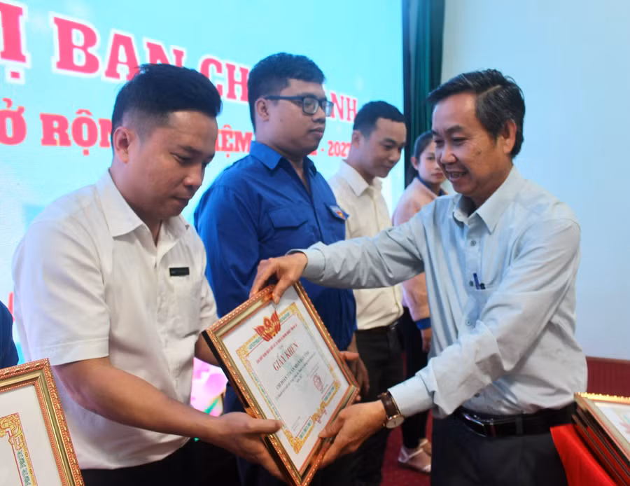 Đồng chí Huỳnh Tấn Đoan-Phó Bí thư Đảng ủy Khối các Cơ quan và Doanh nghiệp tỉnh tặng giấy khen của Ban Chấp hành Đoàn Khối cho các tập thể, cá nhân có thành tích xuất sắc trong công tác Đoàn và phong trào thanh niên năm 2022. Ảnh: Phan Lài