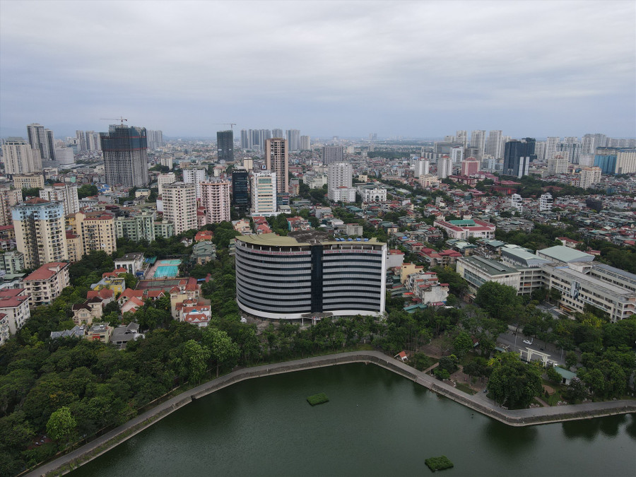 Nhiều người đang có tâm lý chờ đợi những chính sách sắp có hiệu lực trong năm 2023 sẽ tác động đến giá chung cư. Ảnh minh họa: Phan Anh