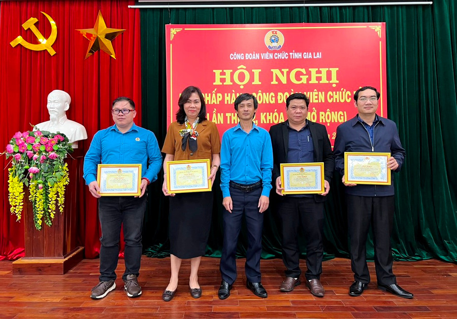 Công đoàn Viên chức tỉnh tặng giấy khen cho cá nhân có thành tích xuất sắc trong phong trào thi đua và xây dựng tổ chức Công đoàn năm 2022. Ảnh: Đinh Yến Công đoàn Viên chức tỉnh tặng giấy khen cho các tập thể và cá nhân có thành tích xuất sắc trong phong trào thi đua và xây dựng tổ chức Công đoàn năm 2022. Ảnh: Đinh Yến