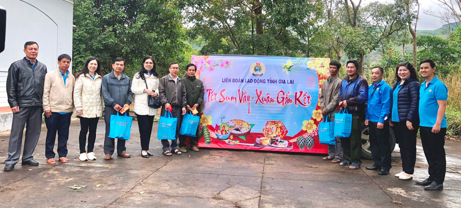 LĐLĐ tỉnh Gia Lai tặng quà Tết cho đoàn viên, người lao động Ban Quản lý rừng phòng hộ Đak Đoa. Ảnh: Đinh Yến
