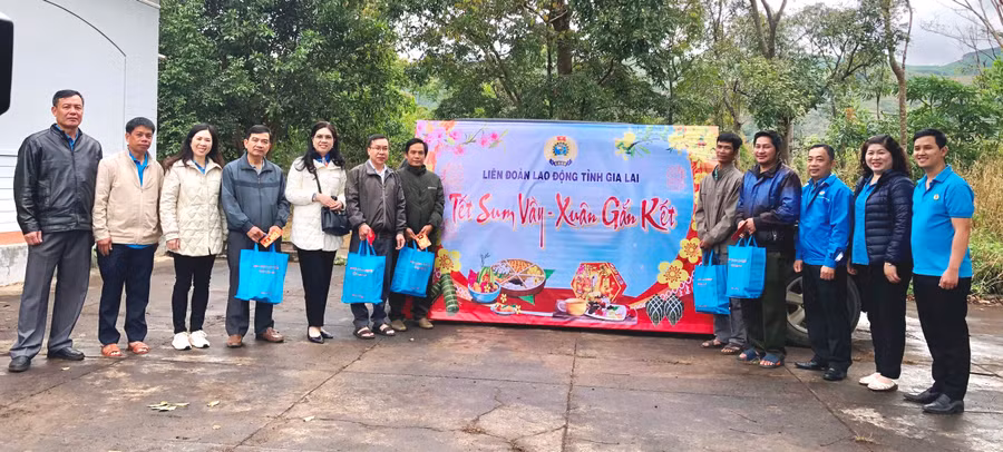 LĐLĐ tỉnh Gia Lai tặng quà Tết cho đoàn viên, người lao động Ban Quản lý rừng phòng hộ Đak Đoa. Ảnh: Đinh Yến