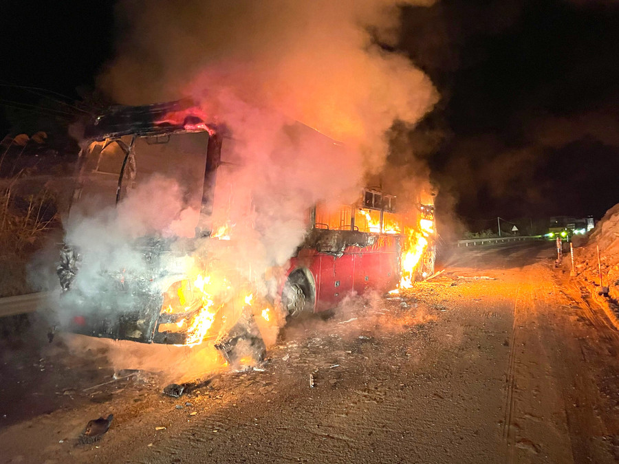 Xe ô tô giường nằm biển kiểm soát 14B-03201 đi đến gần đèo An Khê bốc cháy dữ dội. Ảnh: Đội Chữa cháy và Cứu nạn cứu hộ khu vực An Khê