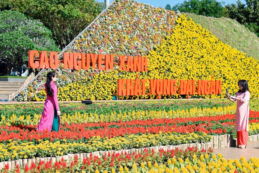 Sắc hoa rực rỡ khiến không gian nơi Quảng trường Đại Đoàn Kết ngập tràn hơi thở mùa xuân.